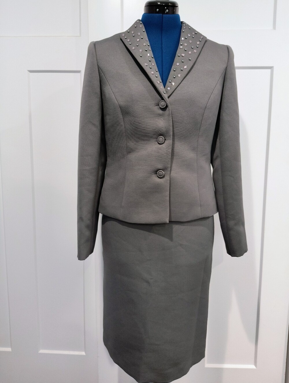 Tahari Arthur Levine Skirt Suit And Blazer Jacket, Women In Gray, Size 2
